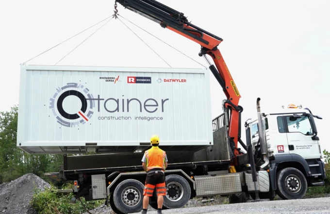 Von außen ein handelsüblicher Baustellencontainer, innen ein Komplettsystem zur Datenerfassung und -analyse auf Baustellen: der Q-tainer von Dätwyler IT Infra und der Rhomberg Sersa Rail Group. Von außen ein handelsüblicher Baustellencontainer, innen ein Komplettsystem zur Datenerfassung und -analyse auf Baustellen: der Q-tainer von Dätwyler IT Infra und der Rhomberg Sersa Rail Group.